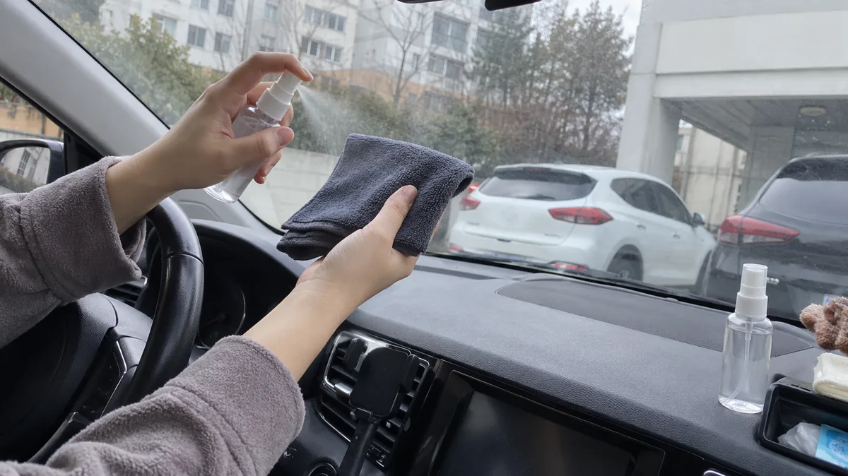 유리에 바로 뿌리지 말고 천에 먼저 뿌려서 얇게 펴 발라요